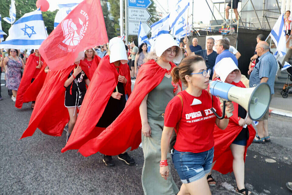 הפגנת הנשים בחיפה (ארכיון) , הרצי שפירא 