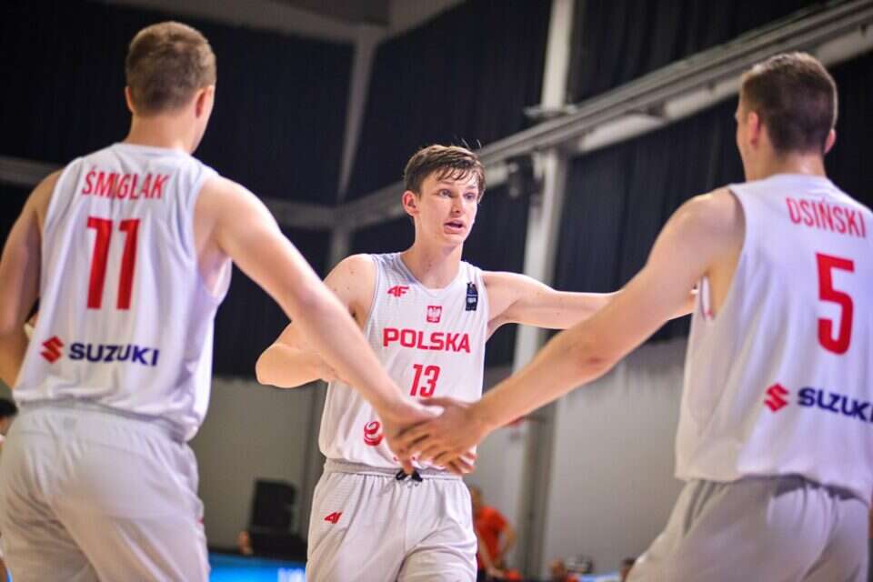 שומרט (במרכז). סיים את דרכו בטורניר , FIBA