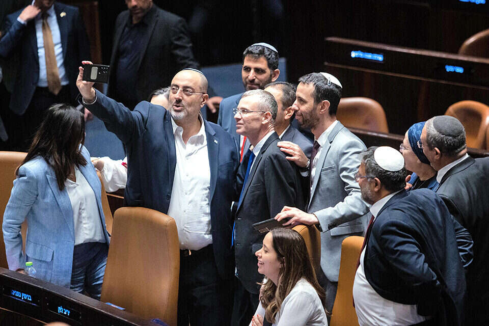 הח"כים בסלפי "הניצחון" לאחר העברת צמצום עילת הסבירות בקריאה שניה ושלישית