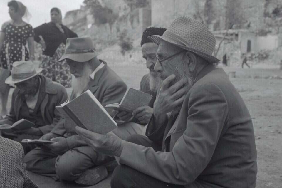 קוראים קינה בסמוך לכותל. תשעה באב 1967 , ארכיון קק"ל
