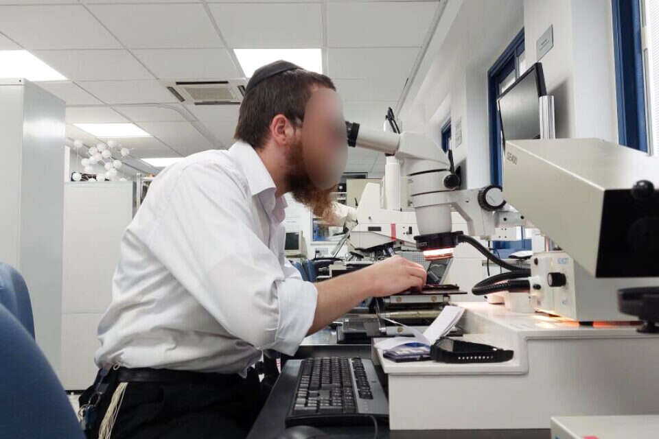 ד', מחסידות חב"ד להצטיינות בפיזיקה יישמוית וקורס קצינים , דובר צה"ל