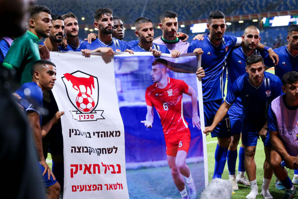 שחקני סכנין מקדישים את הניצחון לנביל חאיק.