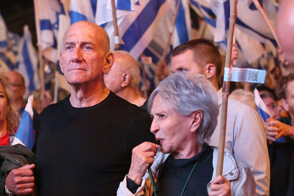 אולמרט ורעייתו בהפגנה נגד הרפורמה המשפטית