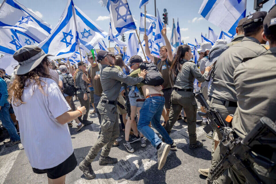 הפגנה נגד הרפורמה המשפטית ליד בית המשפט העליון והכנסת בירושלים