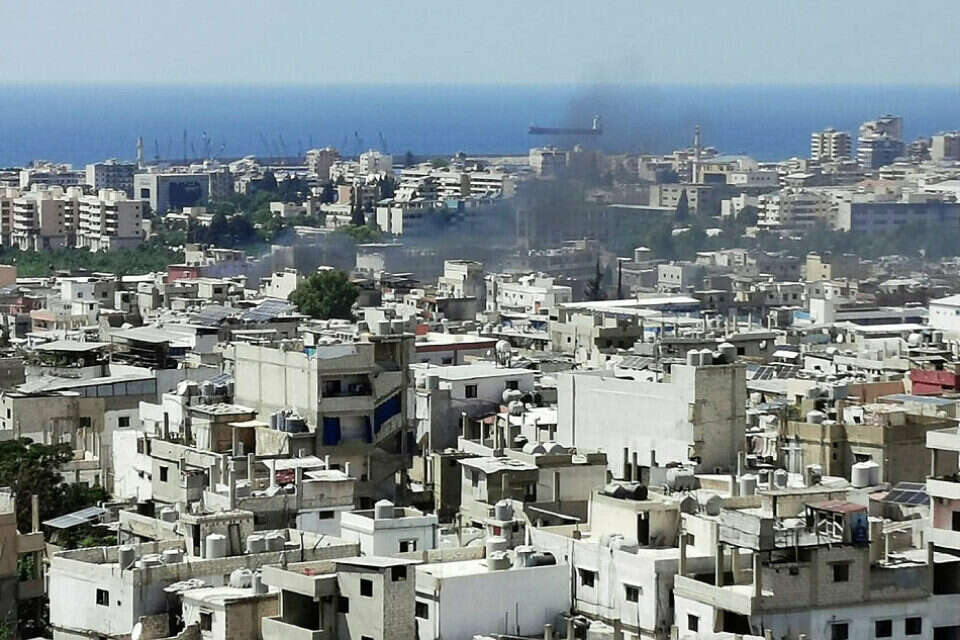 עשן מיתמר מעל מחנה הפליטים הפלשתיני בלבנון, עין אל-חלווה