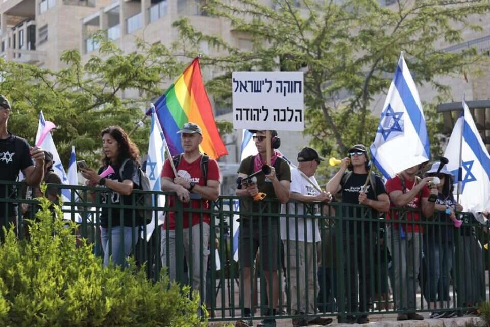 המחאה מחוץ לישיבה , אורן בן חקון