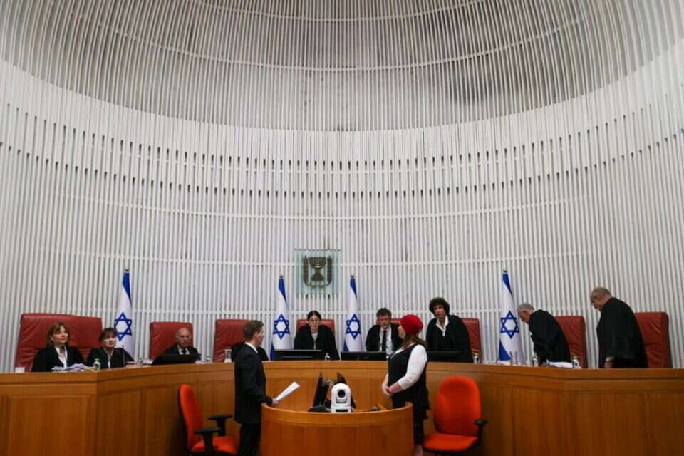 הרכב השופטים הדן בתיק , אורן בן חקון