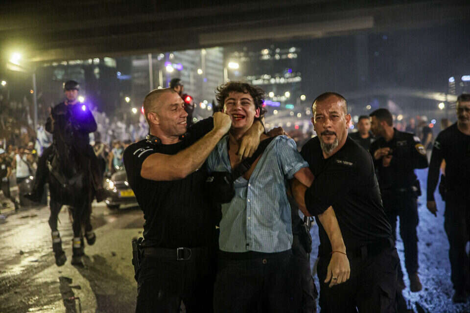 מפקד יס"מ יאיר חנונה אוחז בצעיר אמיתי עבודי