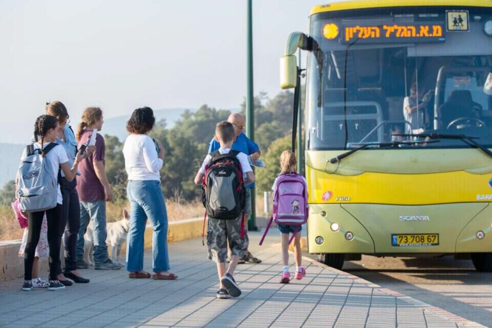 חברת ההסעות צמצמה. הילדים סובלים