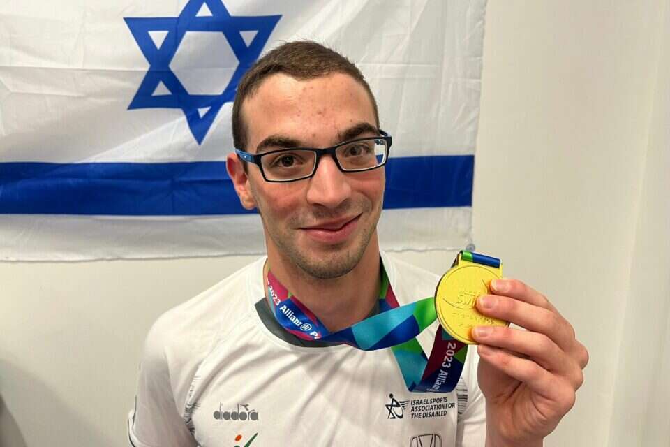 עמי דדאון. ענק , אסנת פליס דואר