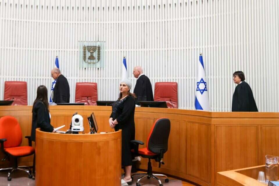 שופטי בג"ץ בכניסתם לדיון , אורן בן חקון