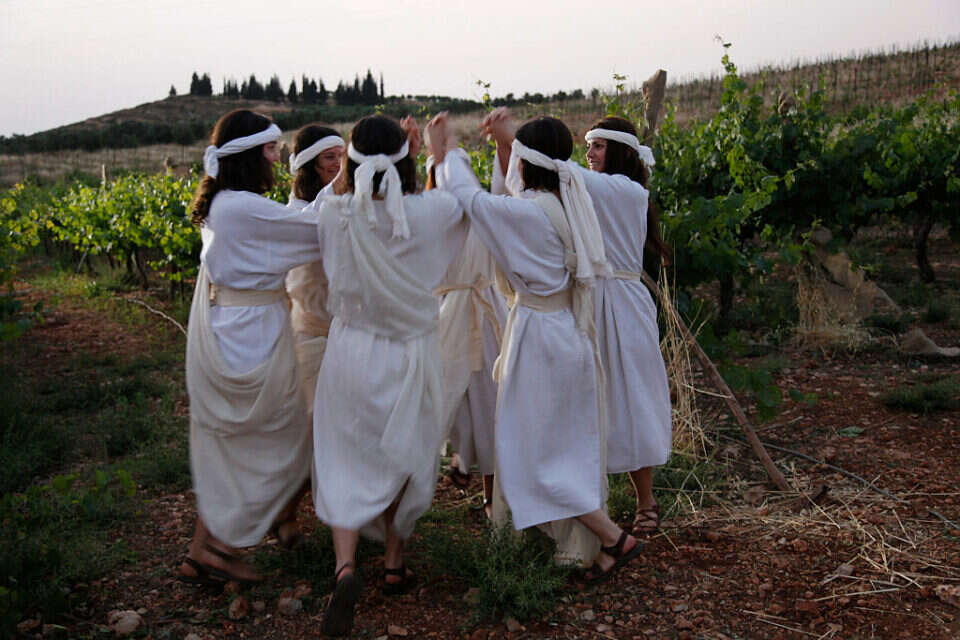 מחוללות בשילה. הגברים משבט בנימין "חטפו" נשים , תיירות בנימין