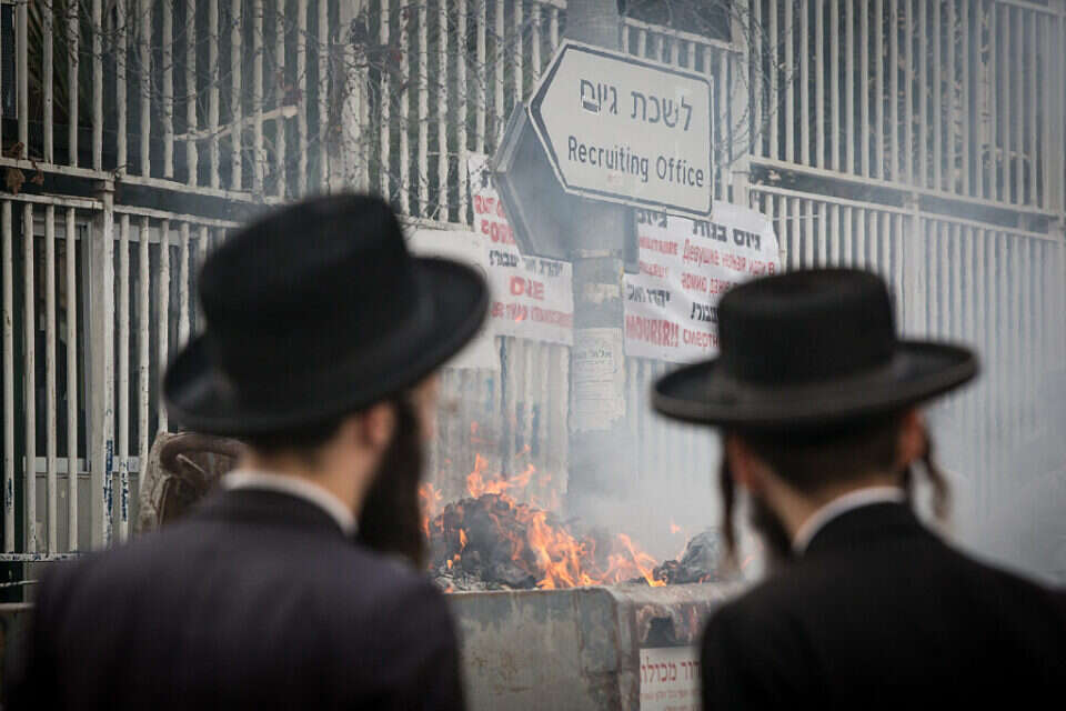 חרדים בהפגנה בלשכת הגיוס (ארכיון)