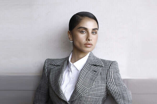 שומרת על פרטיותה. מגי טביבי , טל עבודי, ע. צלם: אלמוג אוחיון, סטיילינג: דניאלה קפלוטו, איפור: אליאב ממן, שיער: אדיר אמרגי, בגדים: גוצ׳י לאניגמה, עגילים: רוני קהאן