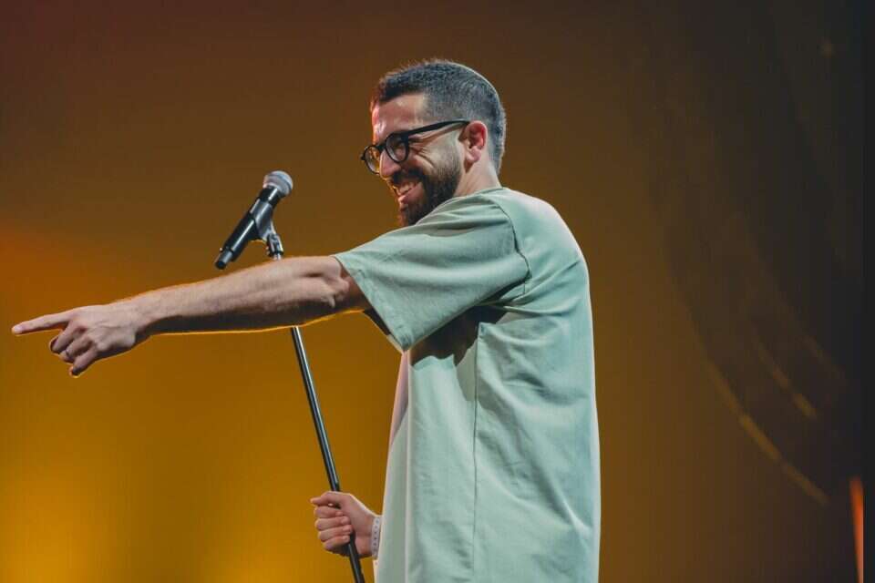 אחד האמנים הישראליים ביותר שצמחו לנו כאן. בן ארי בהופעה , אריאל עפרון