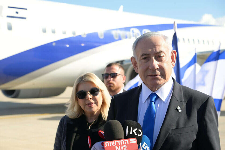 ראש הממשלה נתניהו לפני אחת מטיסותיו (ארכיון)