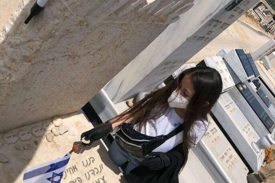 שני ליד קבר אחיה , מתוך אינסטגרם