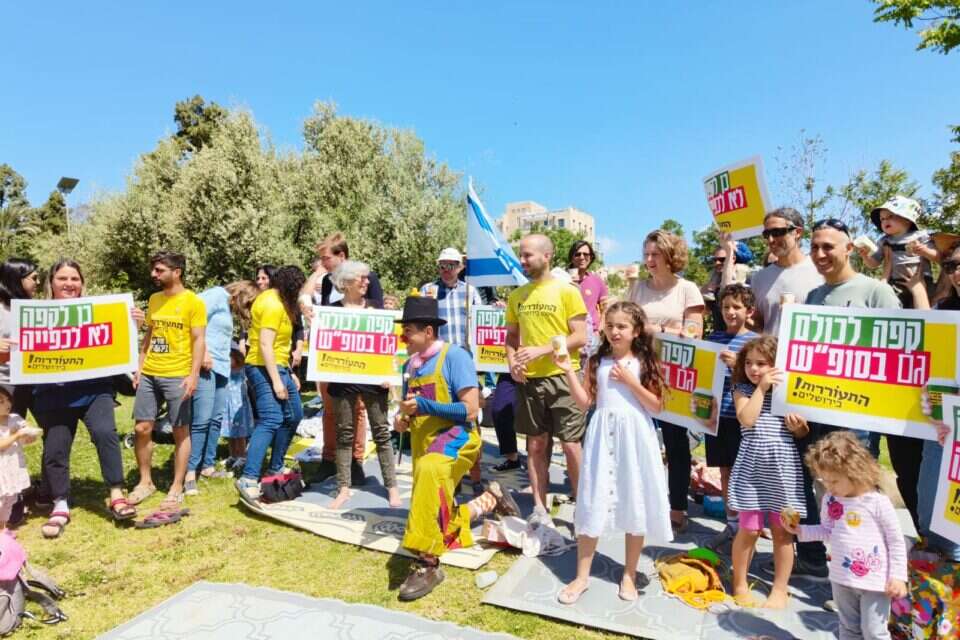הפגנת ארגון התעוררות על פתיחת בית הקפה בשבת , שלומי יוסף