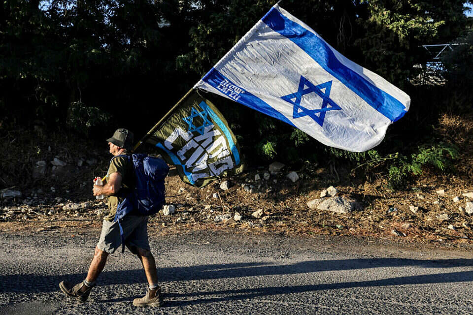 אחד המוחים נגד הרפורמה המשפטית ביישוב נווה אטי"ב שם שוהה ראש הממשלה בחופשה