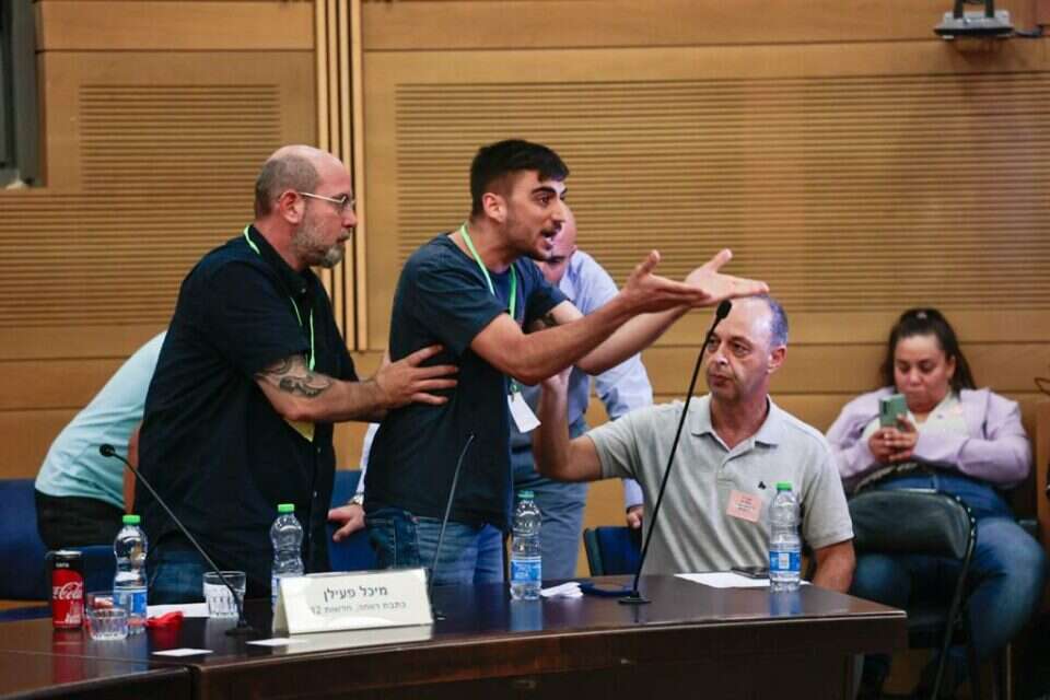 על סף דמעות. אלון סער מאבד את שלוותו בדיון , אורן בן חקון
