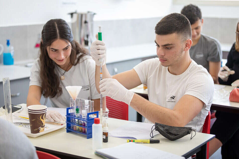 לומדים את מקצועות המחר. תלמידים ביקנעם
, יוסי גמזו לטובה