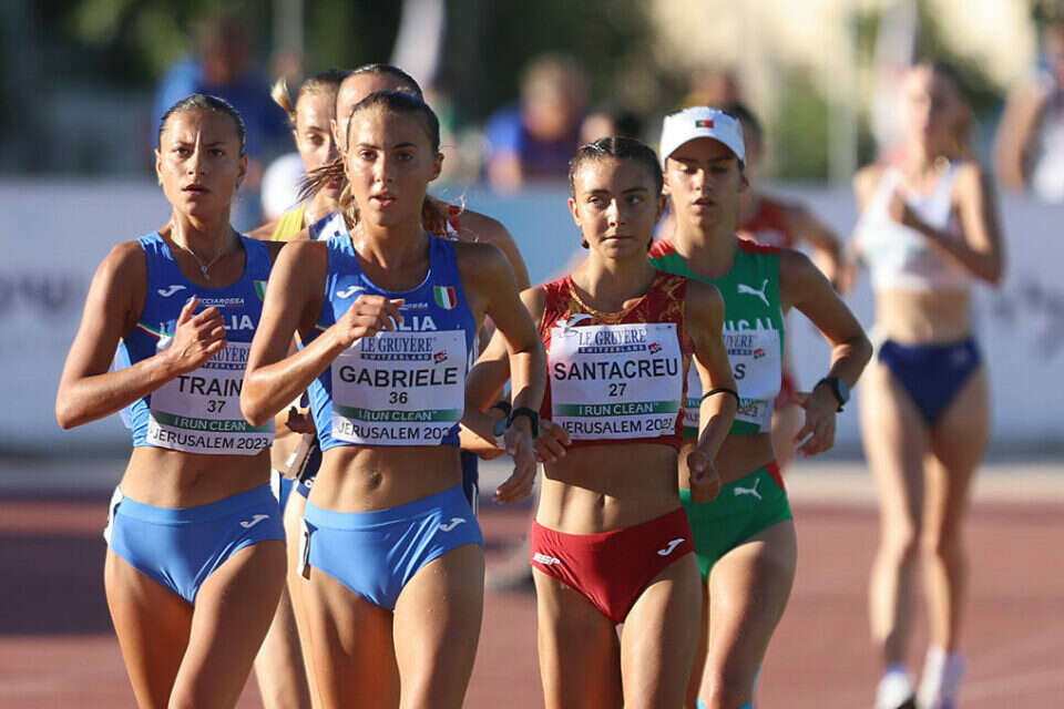 מדליסטית הזהב סנטקראו (מימין) והכסף גבריאלה (במרכז)