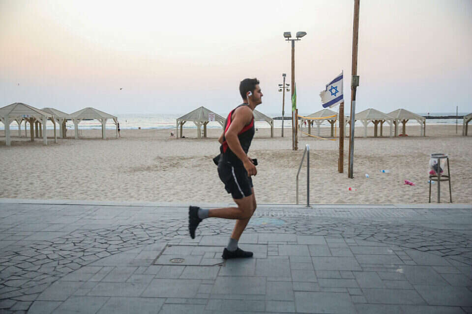 הליכה ספורטיבית על החוף בתל אביב , יהושע יוסף