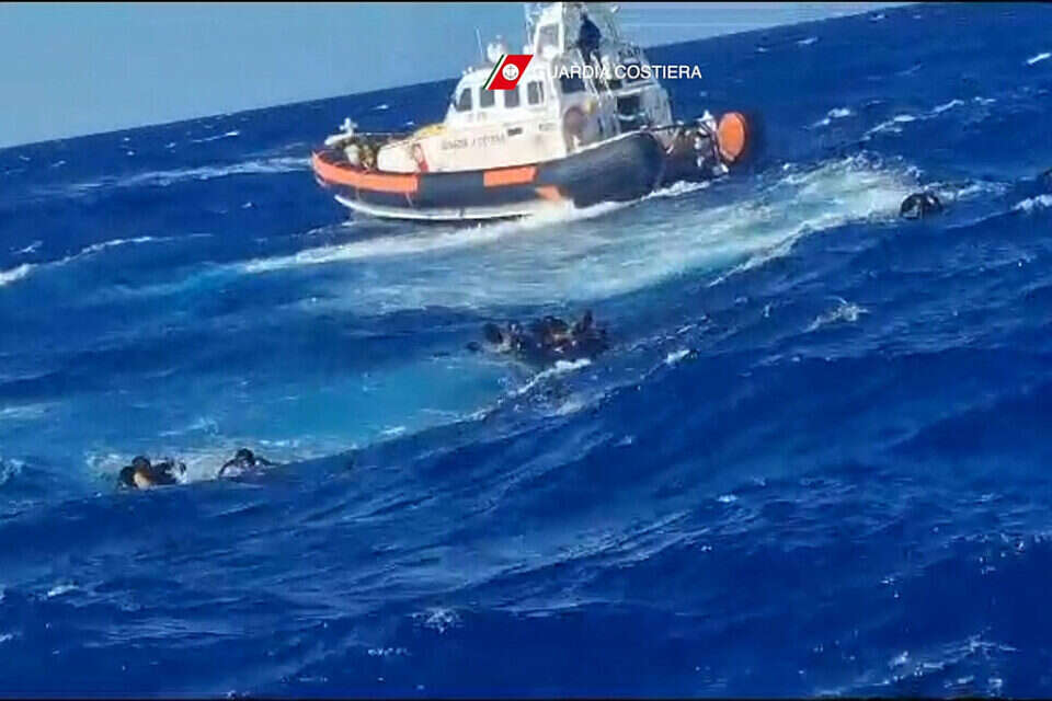 חילוץ של מהגרים שסירתם שקעה, בתחילת החודש , אי.אף.פי