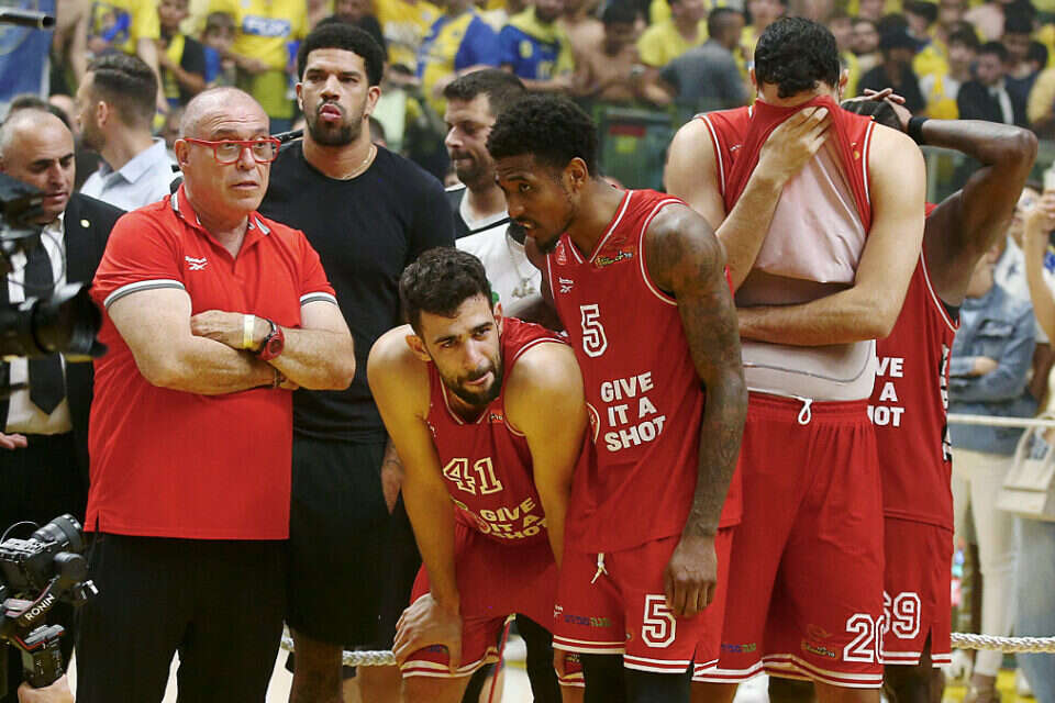 שחקני הפועל לאחר ההפסד בגמר הפלייאוף , אלן שיבר