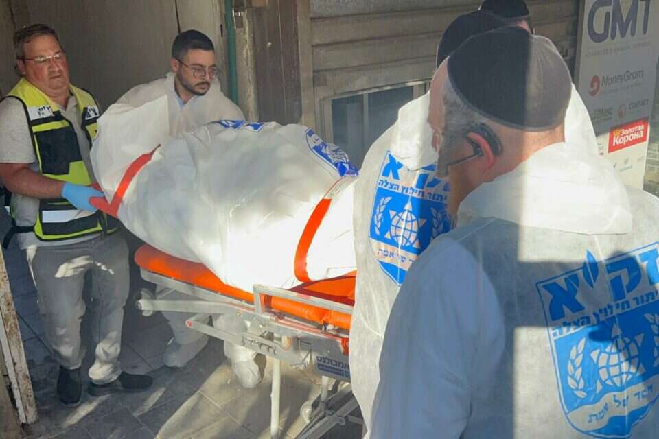 אנשי זק"א מפנים את הגופה מהדירה בחיפה