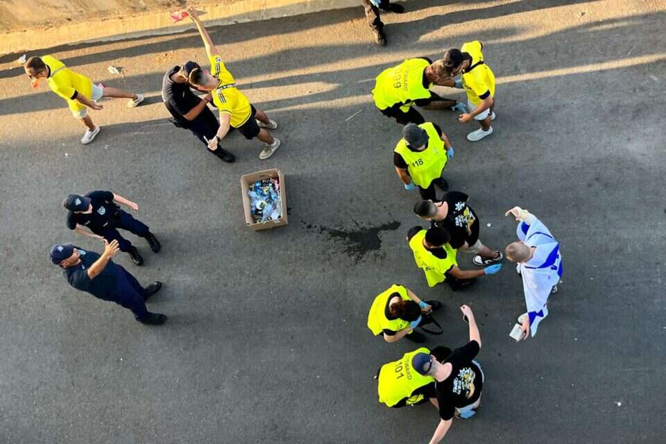 הבידוק הביטחוני בכניסה לאיצטדיון בלרנקה ,