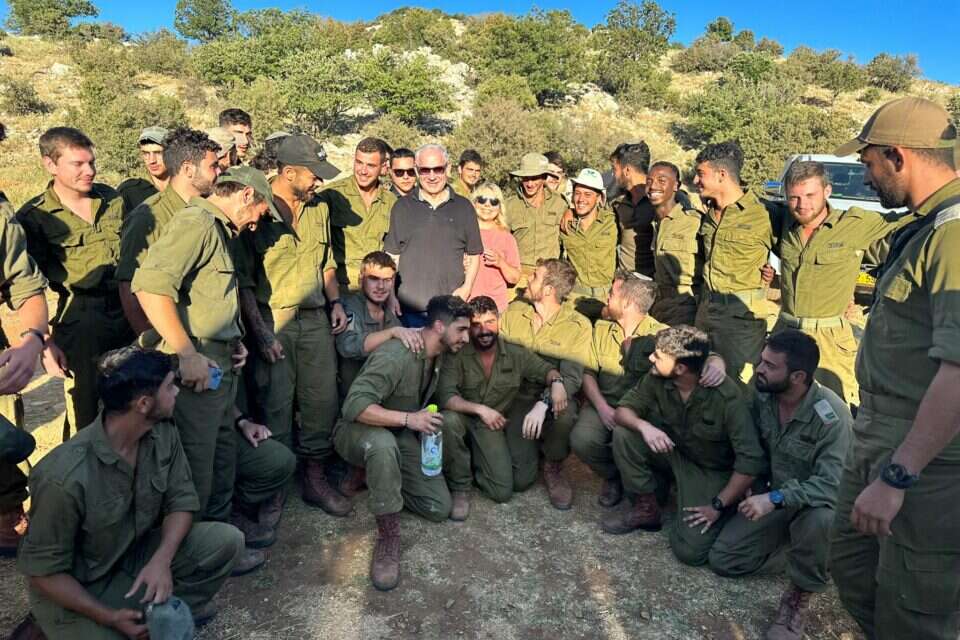 הזוג נתניהו עם חיילי נח"ל ,