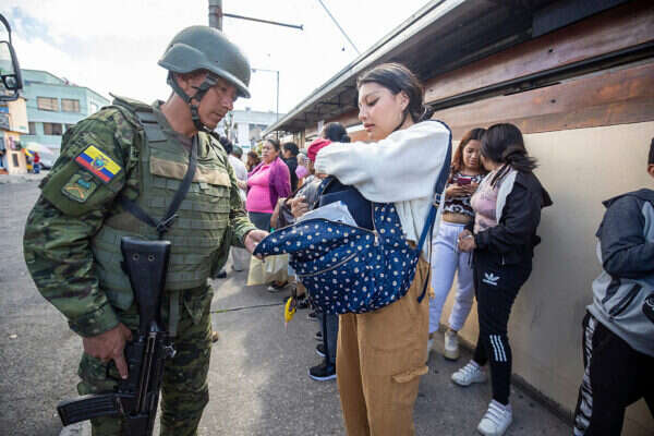 בדיקות אקראיות ברחובות קיטו. הפשע משתולל , אי.פי.אי