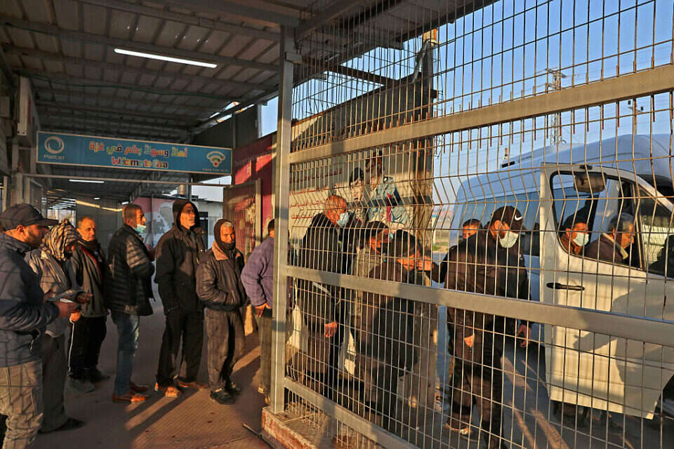 כניסת פועלים פלשתיניים ממעבר ארז (ארכיון) , אי.אף.פי