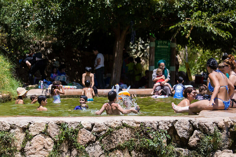 חרדים לצד חילנוים במעיין בירושלים , אורן בן חקון