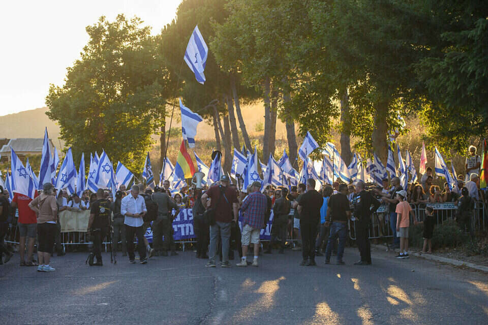 מפגינים נגד הרפורמה המשפטית מחוץ למושב נווה אטי"ב בו נפש רה"מ