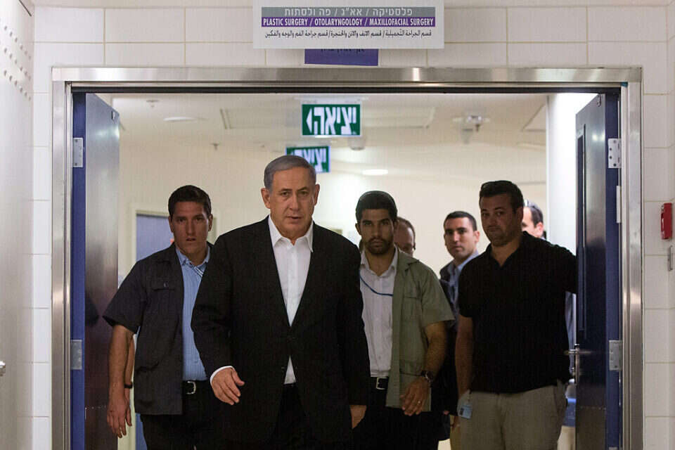 נתניהו מבקר פצועה בפיגוע ב-2015 , ללא קרדיט