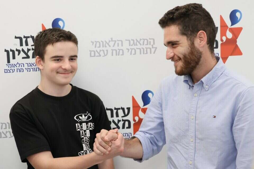אדר גיציס פוגש את הילד שהוא הציל את חייו. צילום: סיון שחור. ,
