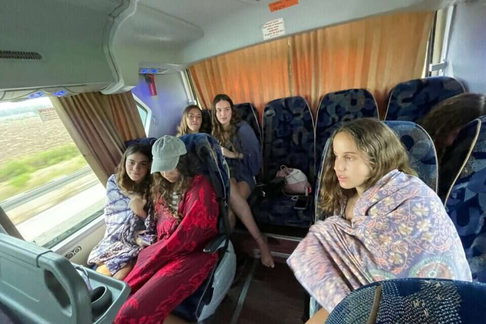 הנערות בחלק האחורי של האוטובוס כשהן מכוסות