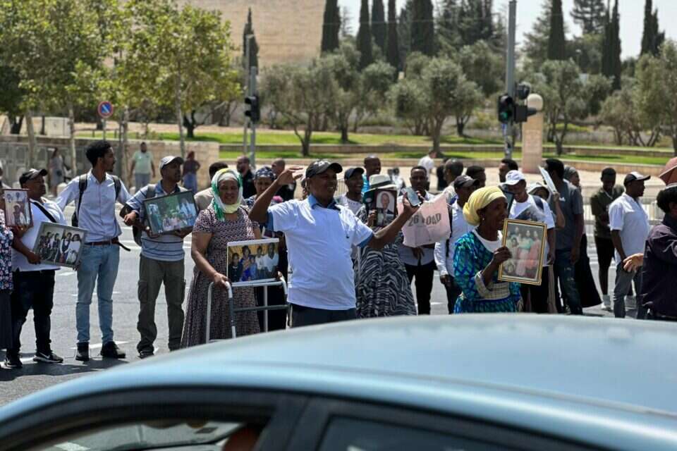 יוצאי איתיופיה מפגינים וחוסמים כביש