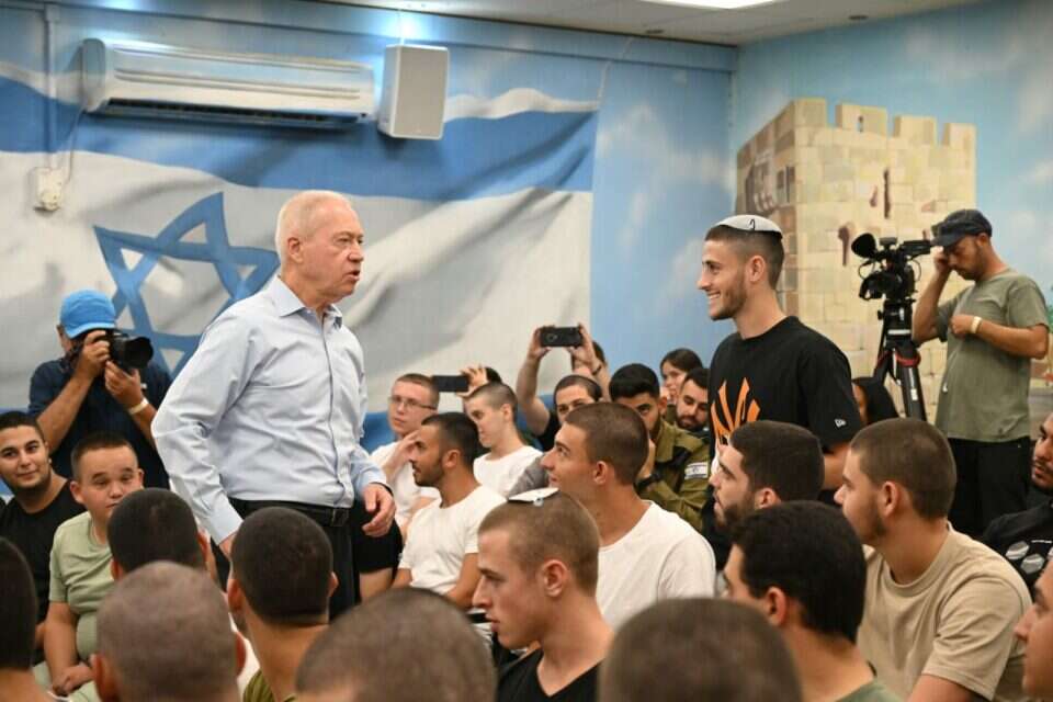 שר הביטחון יואב גלנט ומתגייסים טריים , יוסי זליגר