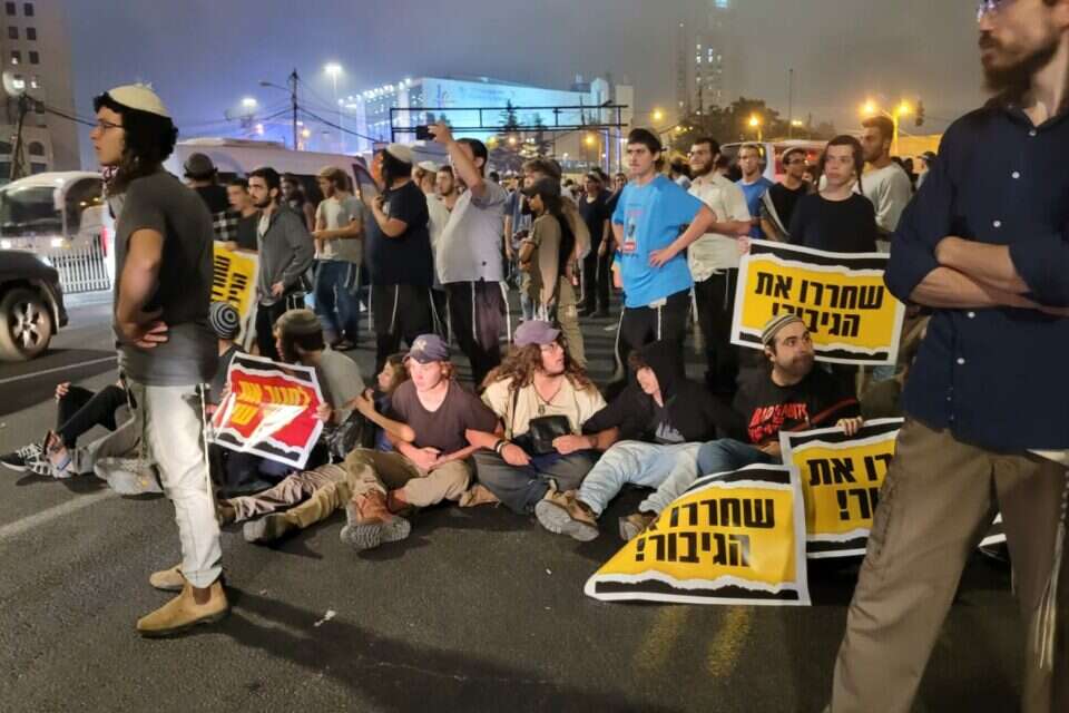 עשרות מפגינים בשעה זו בגשר המיתרים בירושלים, במחאה על כליאתו של יחיאל אינדור שנעצר לאחר התקרית בבורקה