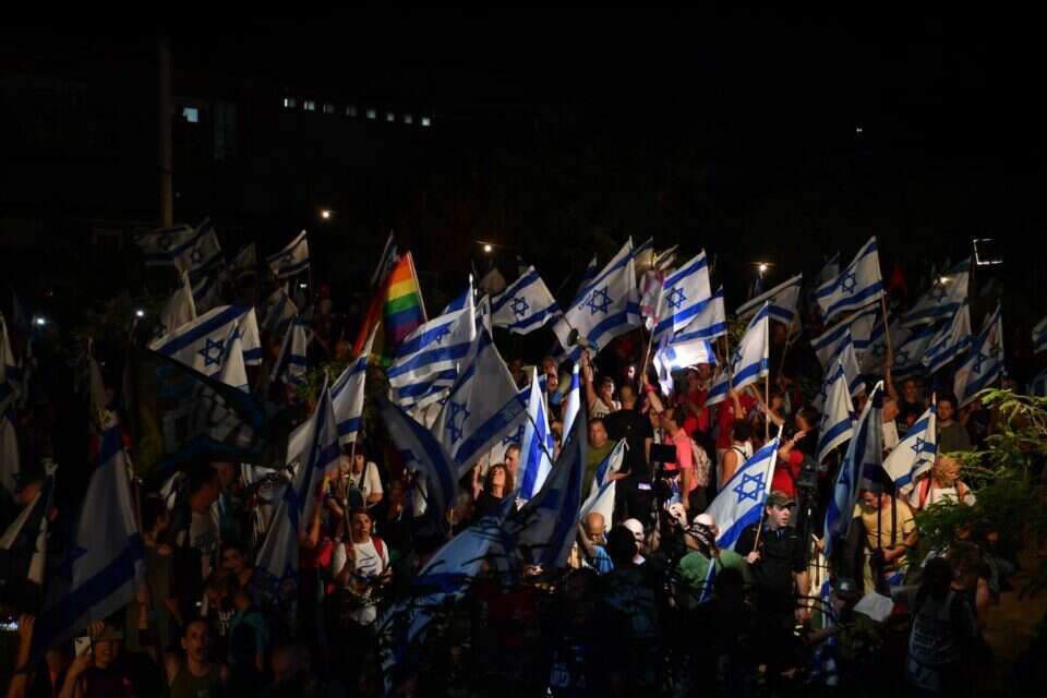 מפגינים מחוץ ליישוב , גיל אליהו/ ג'יני
