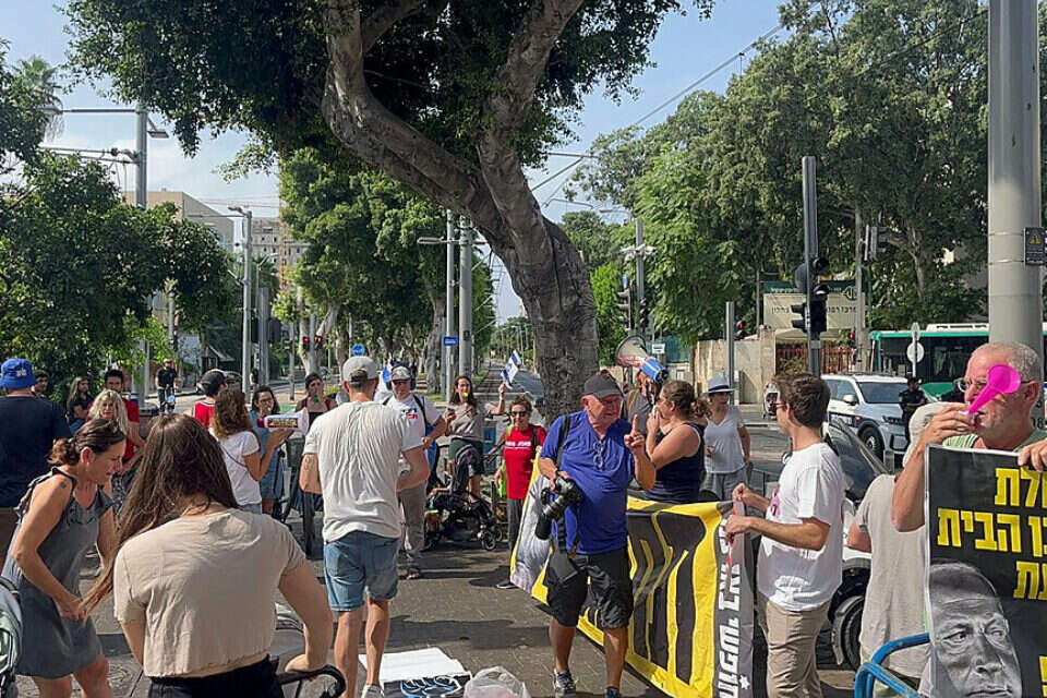 לקול קריאות ״בושה״, עשרות מפגינים הגיעו למחות בטקס הפתיחה של הרכבת הקלה , אסף הדר