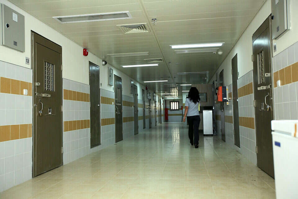 Pornographic films, telephones and music players: a worker in the prison smuggled goods to the prisoner