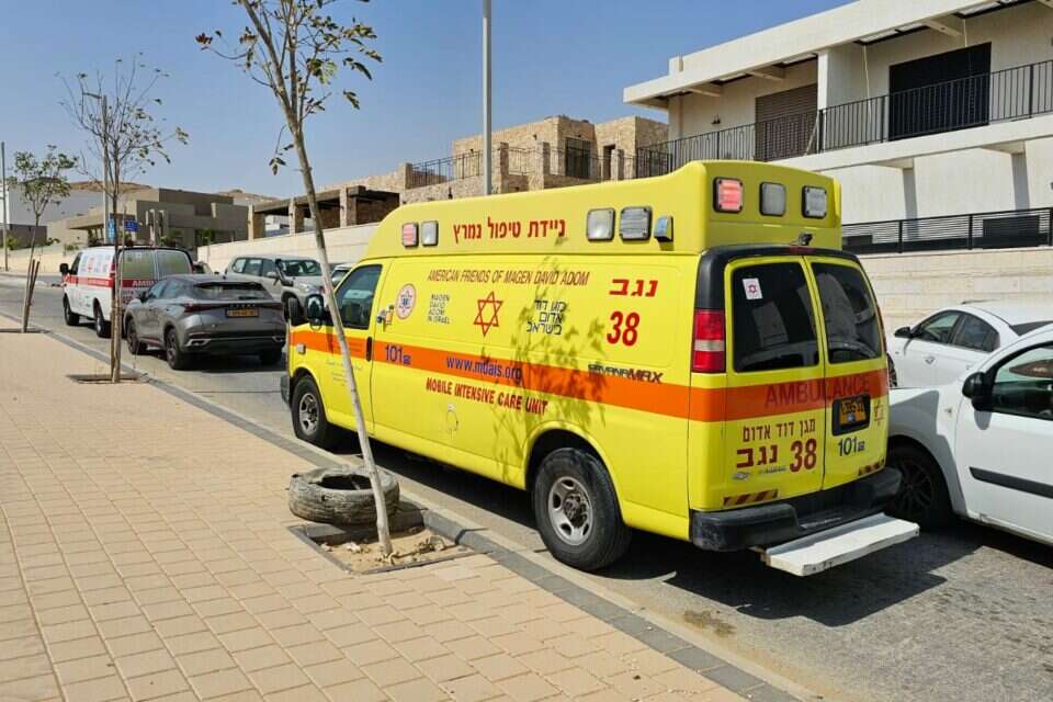 החשוד קיבל טיפול בזירת התאונה ונלקח לבי"ח תחת שמירה (אילוסטרציה) , מד"א