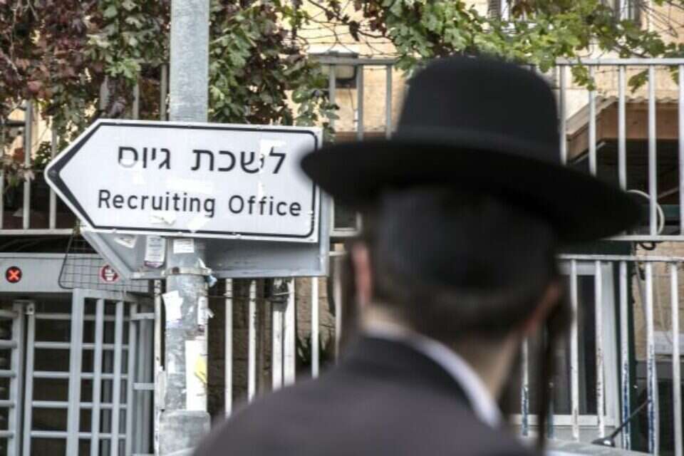 חרדי בפתח לשכת הגיוס , אוליבייה פיטוסי/פלאש90