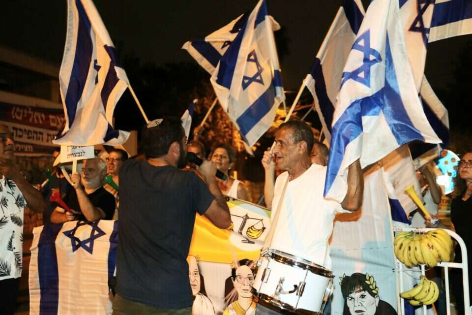 פעילי ימין מפגינים הערב מול ביתה של נשיאת העליון אסתר חיות