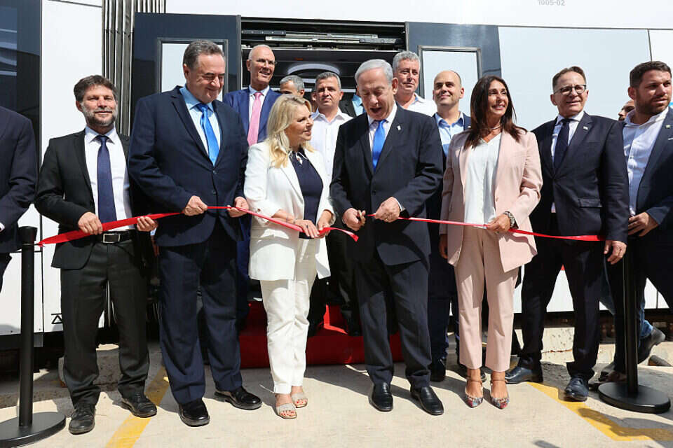 נתניהו גוזר את הסרט באירוע ההשקה של הרכבת הקלה , קוקו