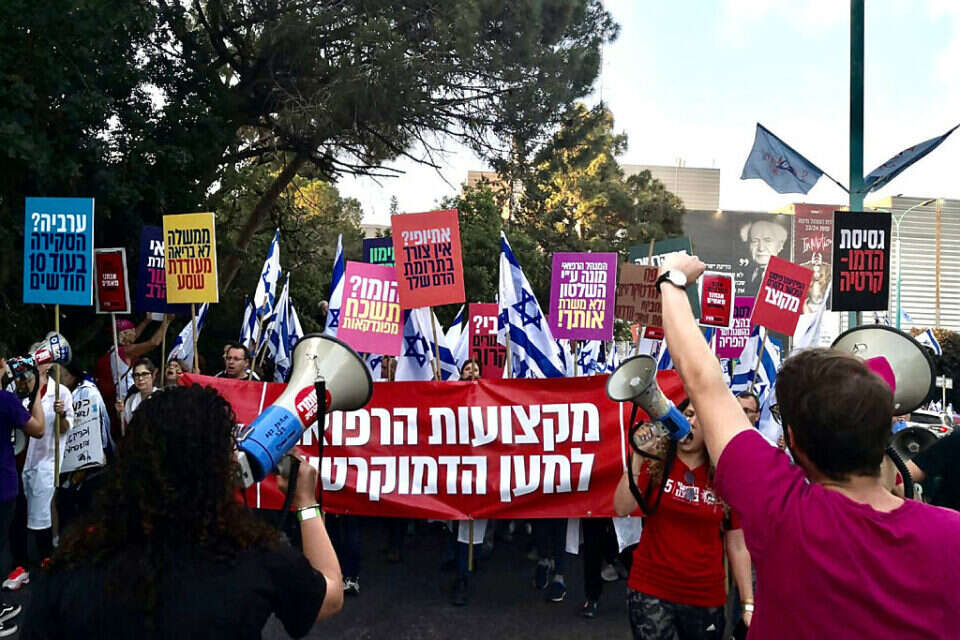 מחאת החלוקים הלבנים (ארכיון)